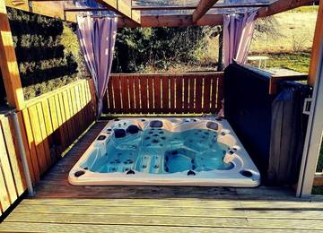Gîte pour 6 personnes, avec jardin et jacuzzi à Anould