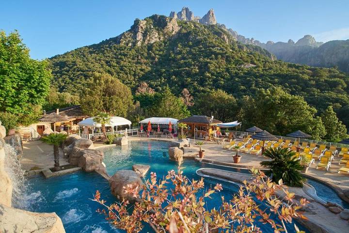 Appart’hôtel pour 2 personnes, avec Balcon et Terrasse ainsi que Piscine et Vue