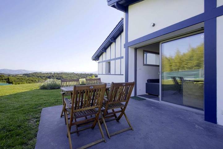 Gîte pour 3 personnes, avec Terrasse ainsi que Jardin et Vue à Villefranque
