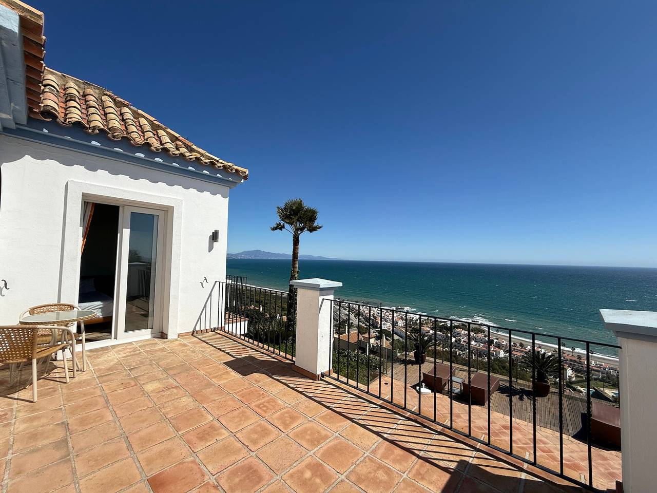 Villa mit privatem Pool, Meerblick, nahe Strand, Wlan, 4 Schlafzimmer, Garten in Manilva, Málaga Provinz