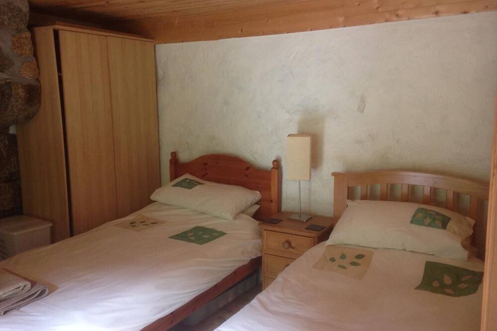 Traditional farmhouse, cottage and lodge, 2 acre garden and woods, in Louvigné-du-Désert, Fougères-Vitré