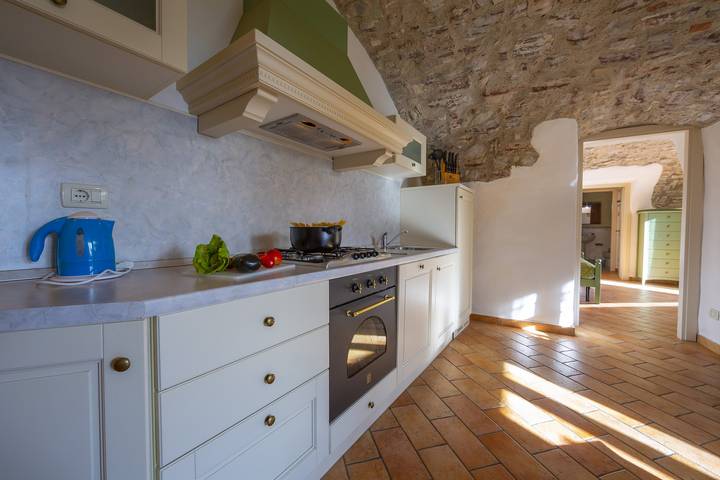 Appartamento intero, Liano Iris-Private Terrace & parking in Gargnano, Prealpi Gardesane