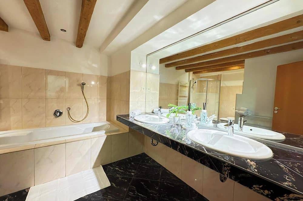 Ganze Wohnung, Scharnhäusle 2- Große Wohnung mit Badewanne&Balkon in Ostfildern, Landkreis Esslingen