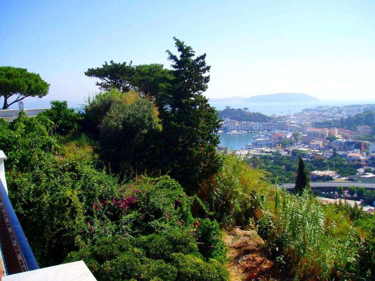 Ganze Wohnung, Ferienwohnung 'Vista Castello' mit Meerblick, Privatterrasse und Wi-Fi in Spiaggia degli Inglesi, Ischia Stadt