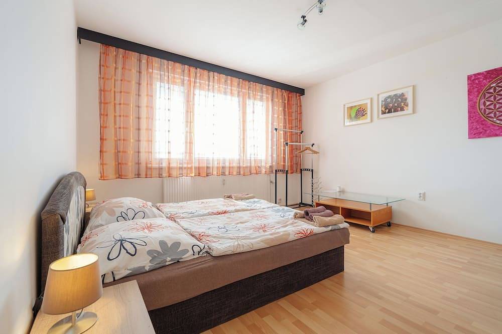 Appartement entier, Perfect for Teams & Families: 3-Bedroom Flat, 7 Guests, Balcony, Close to Centre in Bratislava, Région de Bratislava