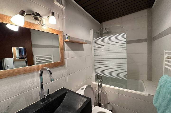 Ganze Wohnung, Gemütliches Studio, Ski-in/Ski-out, nahe Zentrum, privater Balkon in Méribel-Mottaret, Les Allues