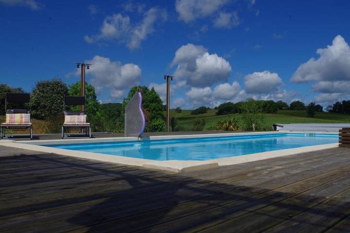 Location de vacances pour 4 personnes, avec terrasse et piscine ainsi que jardin et jacuzzi dans Caillavet