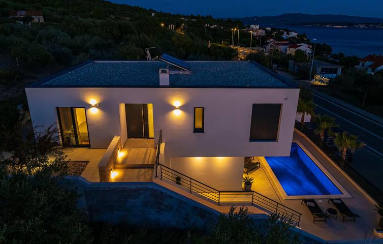 Malerische 200 m² große Wohnung mit Meerblick, Pool und WLAN – 500 m vom Strand entfernt in Novigradsko More, Zadar