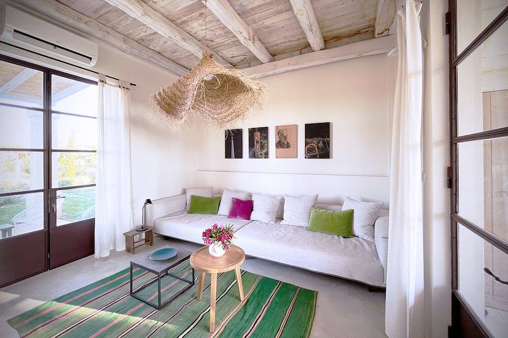 Unique country home with beautiful vistas on orchards and vineyards in Campi Salentina, Lecce Provinz
