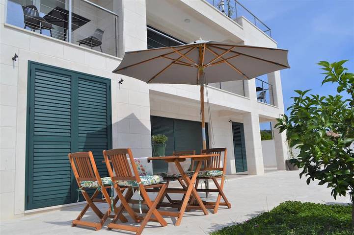 Villa für 2 Personen, mit Garten und Balkon sowie Pool in Montenegro - 4