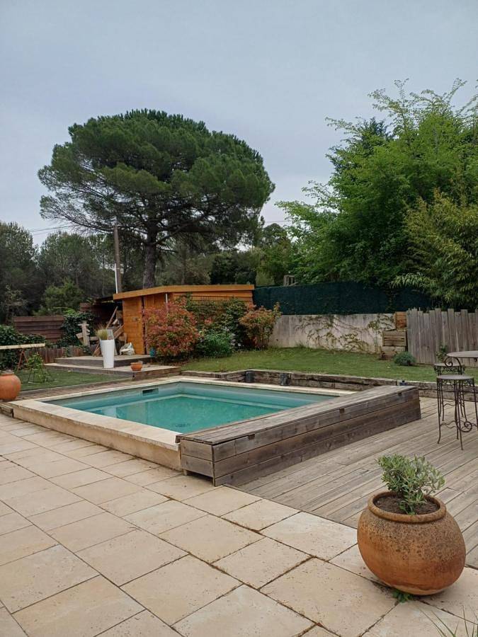 Gîte pour 2 personnes, avec piscine et terrasse à La Bastidonne