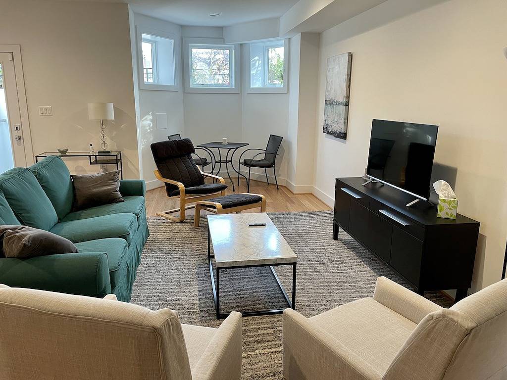 Ganze Wohnung, New 2 Br Apt: amazing location, spotless, free private parking. in Washington D.C., District of Columbia