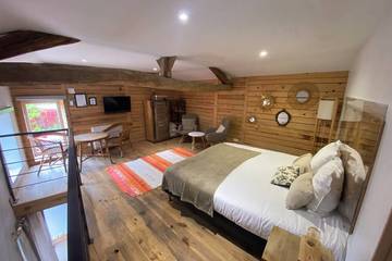 Cottage pour 2 personnes, avec piscine et sauna ainsi que jardin et jacuzzi dans Cleppé
