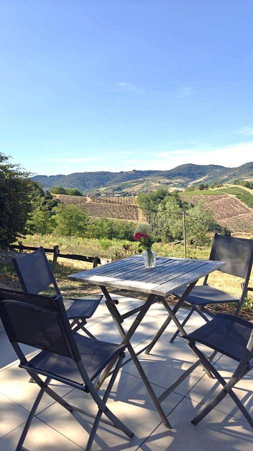 Location de vacances pour 4 personnes, avec Terrasse ainsi que Jardin et Vue à Vaux-en-Beaujolais
