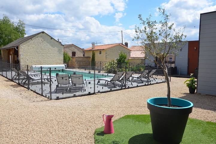 Maison de vacances pour 4 personnes, avec terrasse et jacuzzi ainsi que jardin et piscine