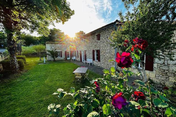 Location de vacances pour 5 personnes, avec piscine et jardin, animaux acceptés à Pujols (Gironde)