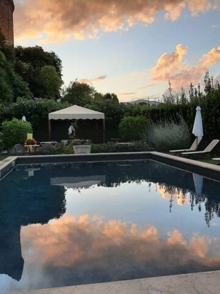 Apartamento entero, Apartamento 'Antica Torre Catullo' con vistas a la montaña, Wi-Fi y aire acondicionado in San Felice del Benaco, Montañas Garda