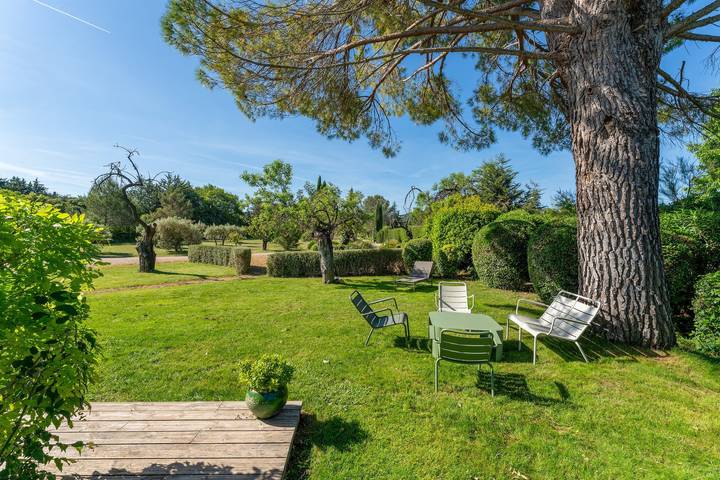Casa vacanze "Mas Lis Amélie" con vista montagna, Wi-Fi e aria condizionata in Eygalières, Arles e dintorni