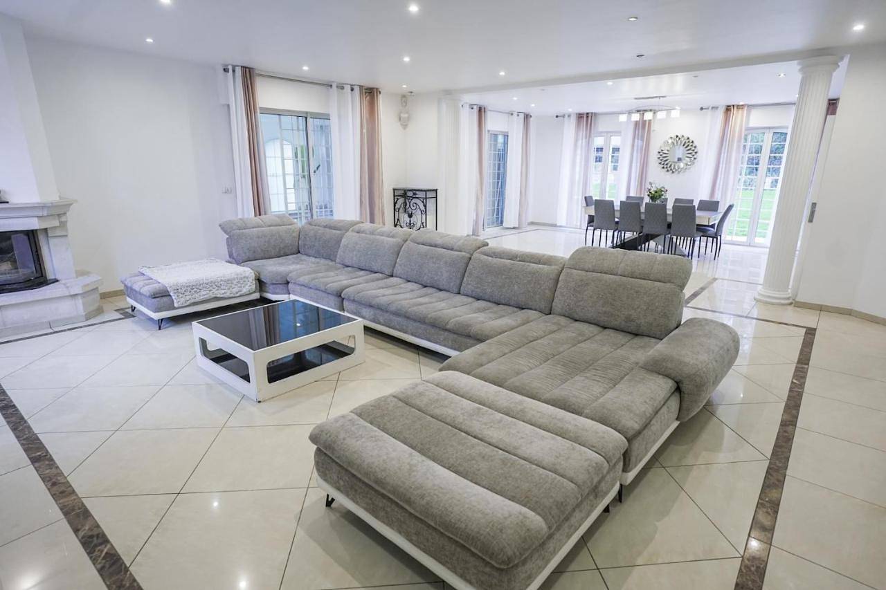 Villa Mandalika in Noisy-le-Grand, Seine-Saint-Denis