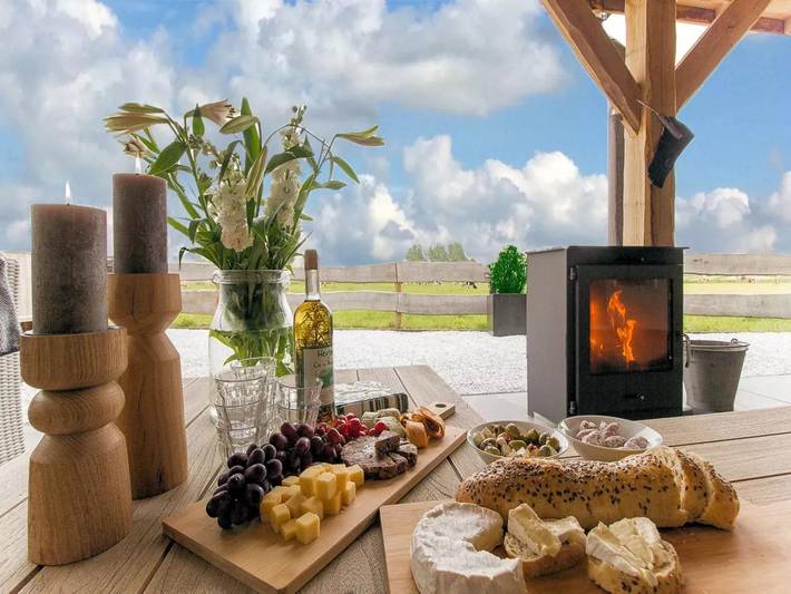 Glamping voor 10 personen, with sauna and tuin as well as whirlpool in Twente