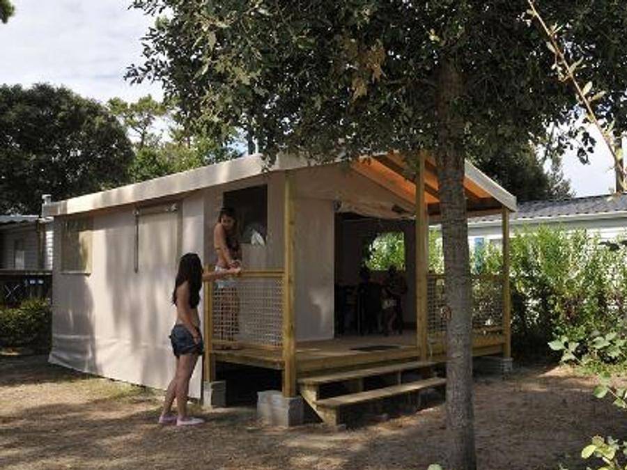 Camping Le California - Tente en toile et en bois 4 personnes - Ecolodge Sahari 2 chambres (sans sanitaire) 1/4 pers in Saint-Jean-de-Monts, Vendée