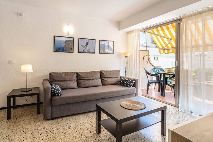 Apartamento entero, Apartamento 'Omega 7' con piscina compartida, jardín compartido y aire acondicionado in L' Estartit, Estartit