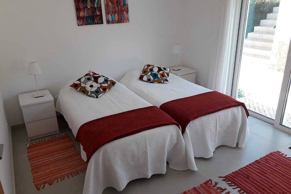 Casa Lema - New Villa & Pool with sea view. Only 8 minutes walk to Salema Beach. in Salema, Parque Natural del Suroeste Alentejano y Costa Vicentina