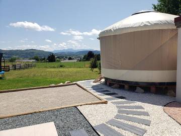 Gîte pour 4 personnes, avec jardin et piscine ainsi que vue et terrasse dans Châbons