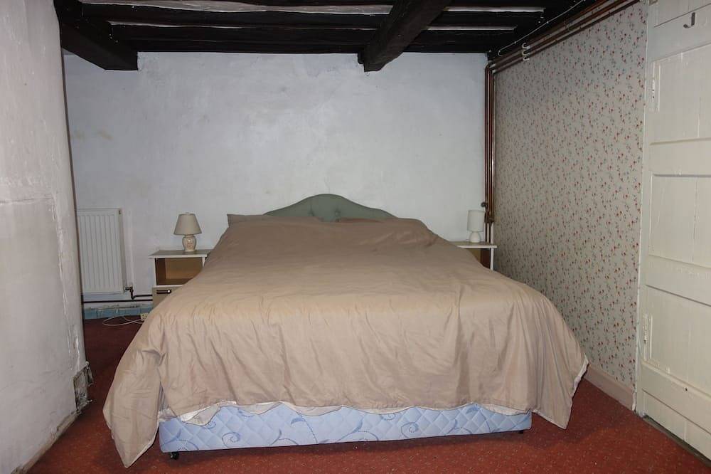 Family and pet friendly 1711 stone built cottage in town centre. Close to beach in Barmouth, Snowdonia