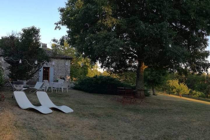 Gîte pour 4 personnes, avec jardin ainsi que jacuzzi et piscine à Douzains