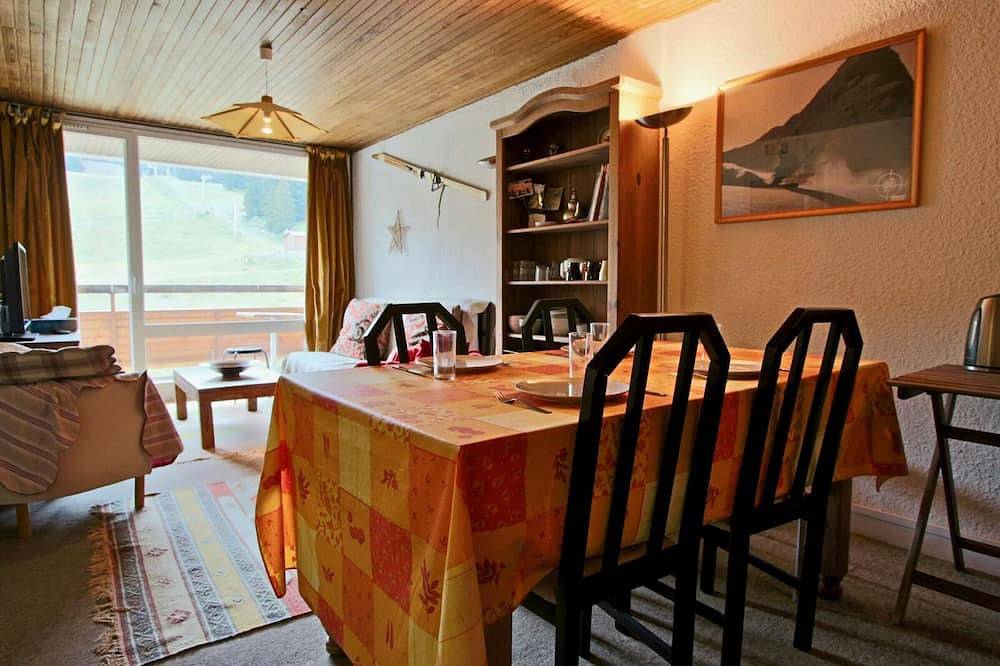 Entire apartment, 2-room cabin apartment at the foot of the slopes, East sector, 6 pers. Non-smoking. Equipped kitchen in Chamrousse, Écrins National Park
