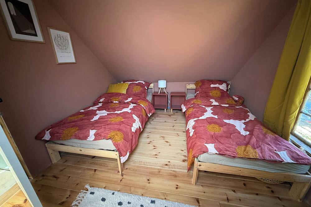 Schwarzes Holzhaus in den Wäldern Südschwedens in Gullabo, Torsås und Umgebung