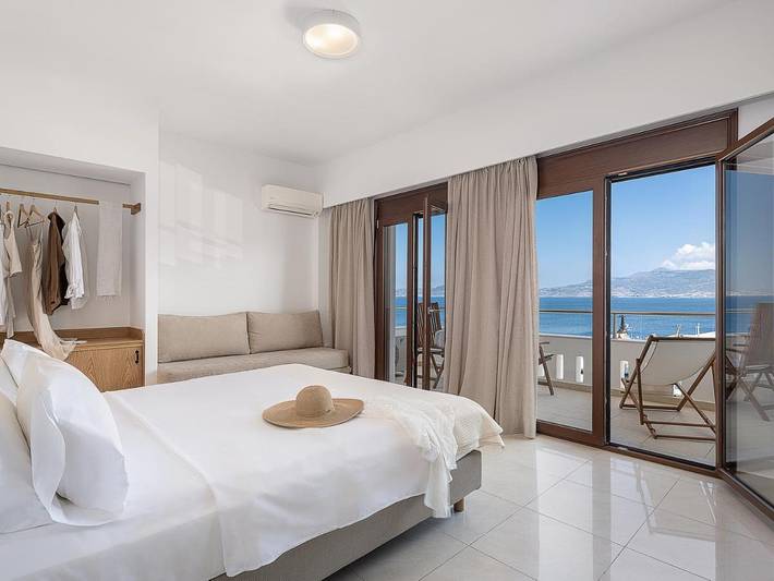 Gîte pour 6 personnes, avec Balcon et Terrasse ainsi que Piscine et Vue dans Sitía