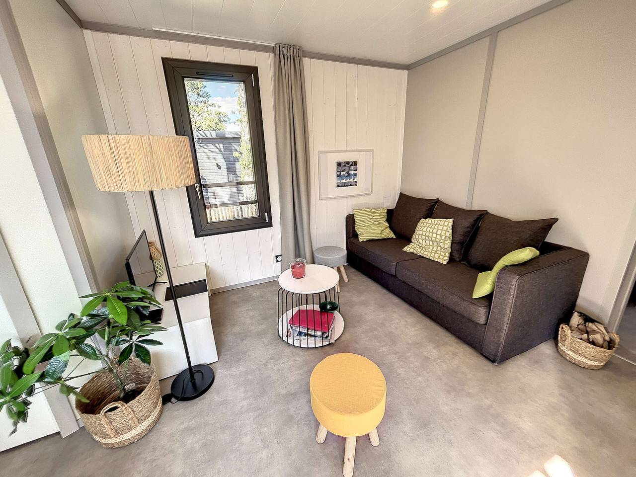 Chalet standing avec piscine chauffée, proche plage et commerces, équipé de Wifi - 6 couchages. in Jullouville, Côte de la Déroute