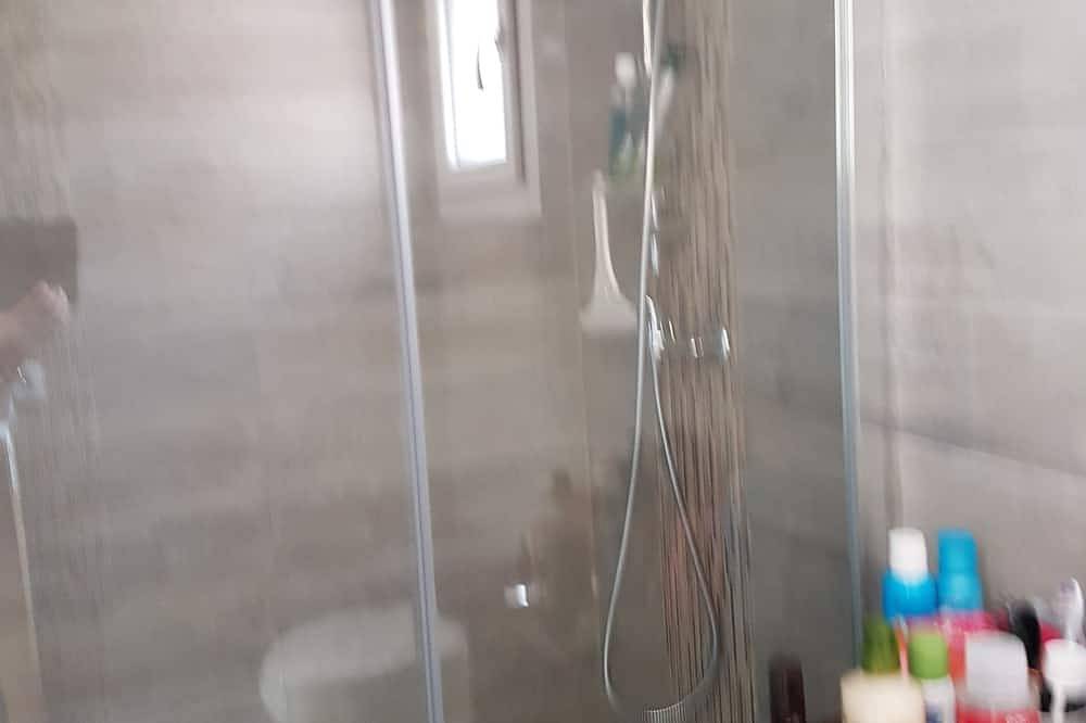 Entire apartment, Furnished 20 m2 independent studio in village house for rent by the week in Éguilles, Aix-en-Provence region