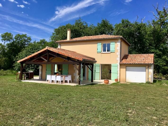 Gîte pour 8 personnes, avec piscine à Vasles