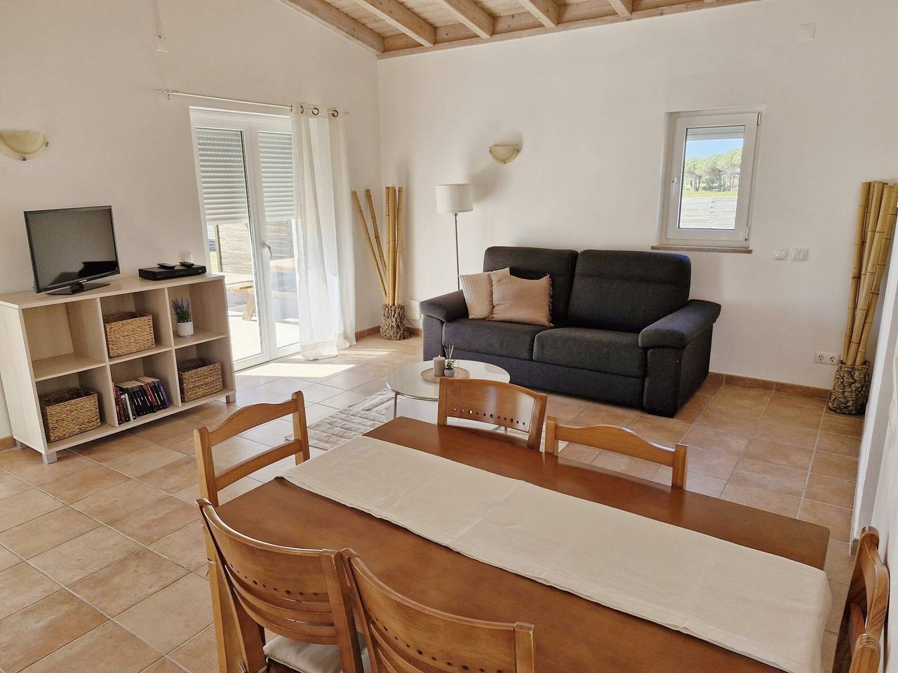 Apartment 'Flor Do Rosto Ii' with Sea View, Shared Pool and Wi-Fi in São Teotónio, Costa Alentejana