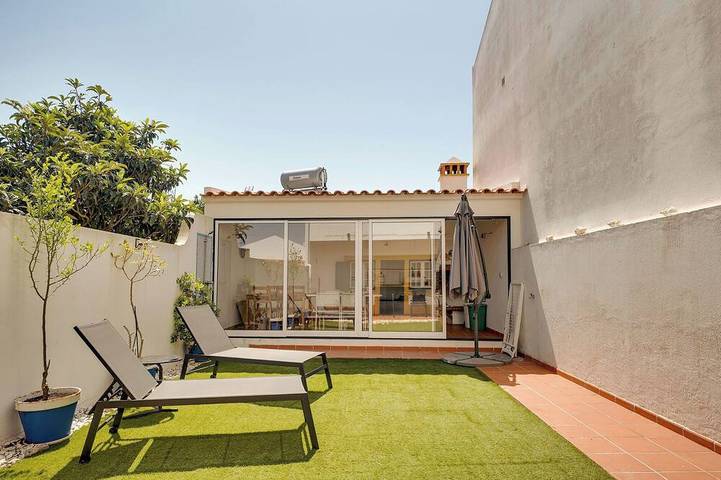 Casa de férias para 10 pessoas, com jardim e varanda em Vila Nova de Milfontes