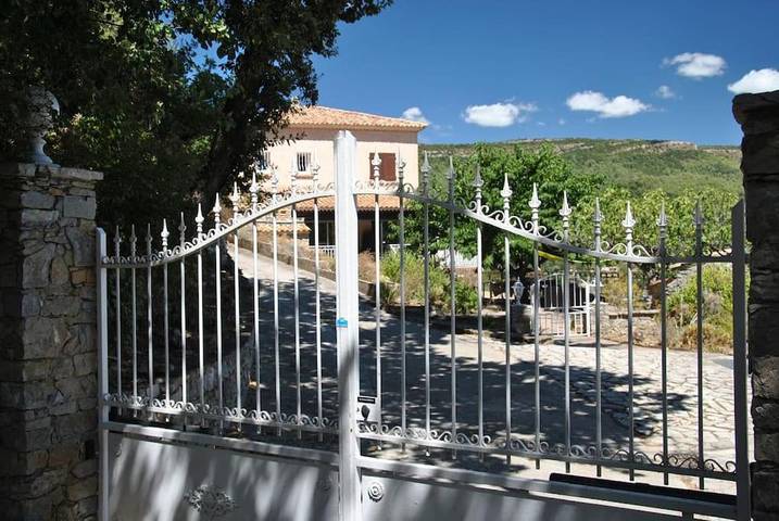 Location de vacances pour 10 personnes, avec jardin ainsi que vue et piscine à Belgentier - 2