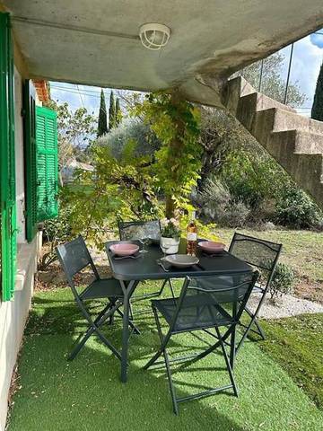 Gîte pour 4 personnes, avec terrasse ainsi que vue et jardin, animaux acceptés à Gonfaron