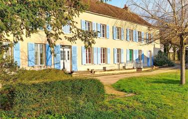 Gîte pour 14 personnes, avec piscine à Ravières