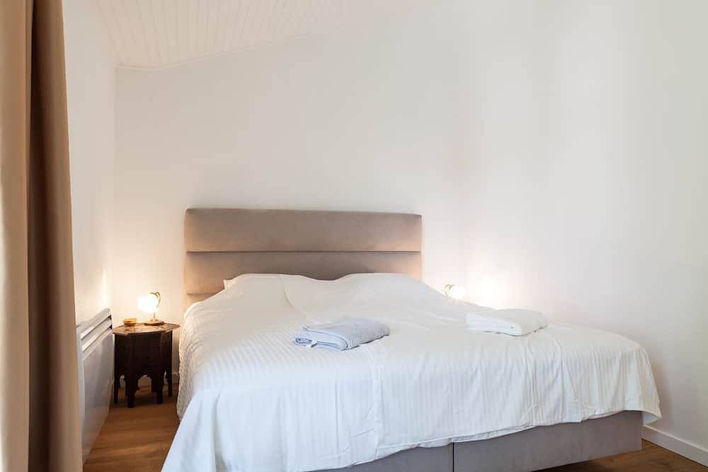 Port-Ripaille: lake and mountain + mooring place in Thonon-les-Bains, Thonon-les-Bains region