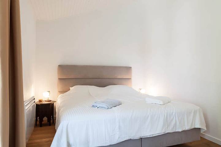 Location de vacances pour 7 personnes, avec piscine ainsi que jacuzzi et jardin dans Port Ripaille - 2