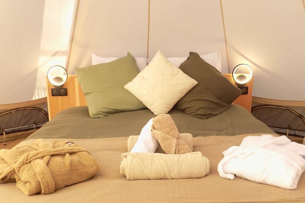 Luxury tent with private spa Copa cabanes 1 pond view in Le Vigeant, Vienne