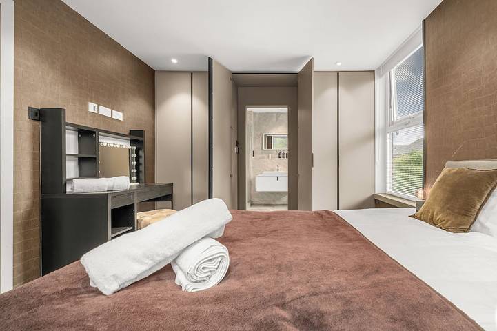 The Didsbury Retreat l Cinema l Sleeps 8 in Manchester, Greater Manchester