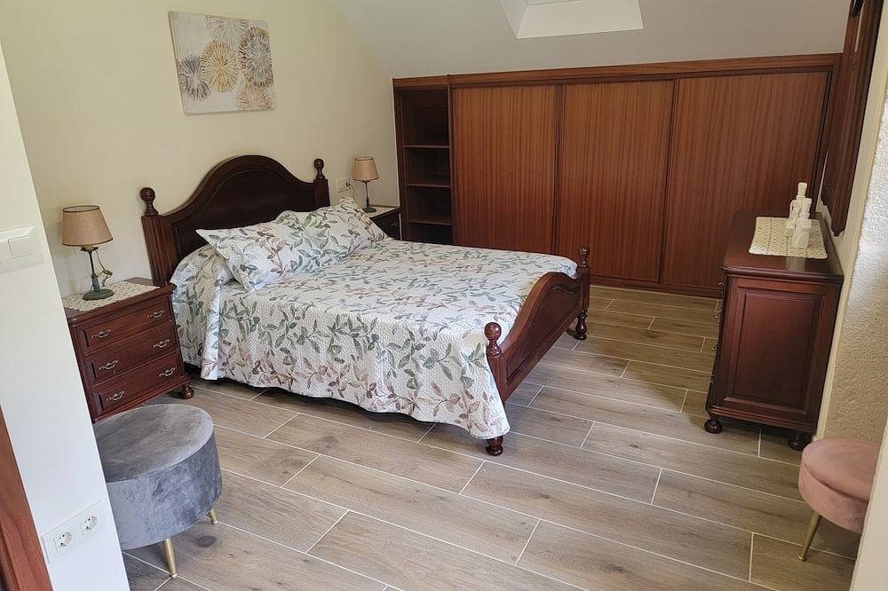 Charming 4 Bedroom House Across from Arnela Beach near Porto do Son! in Praia de Fonforrón (Porto do Son), Porto do Son