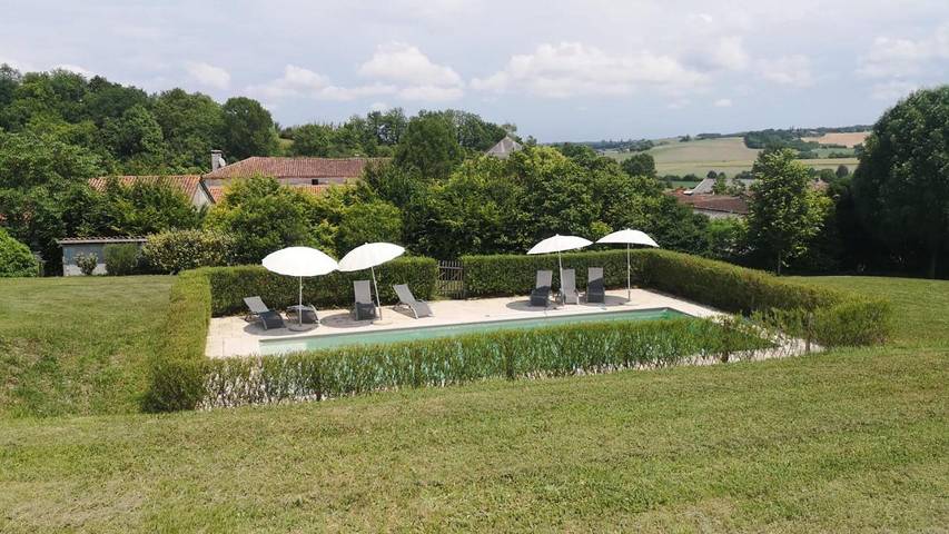 Location de vacances pour 17 personnes, avec bassin pour enfant et vue ainsi que jardin et piscine, animaux acceptés à Nanteuil-Auriac-de-Bourzac - 2