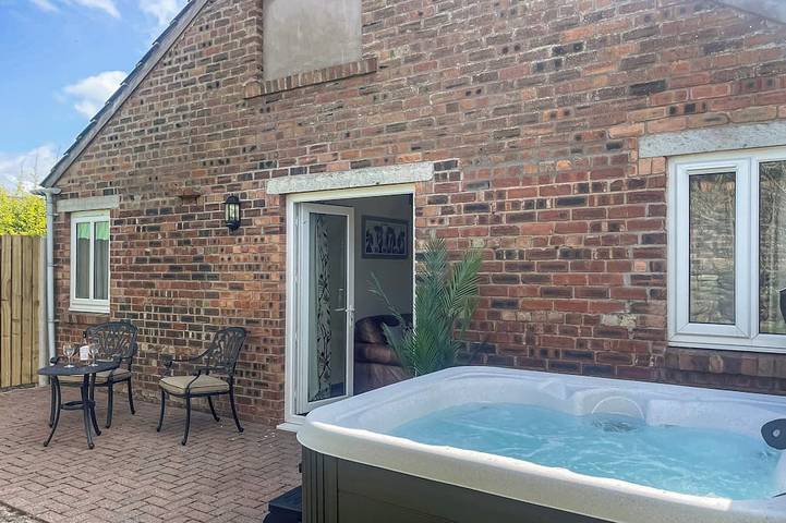 Holiday rental for 4 people, with hot tub and garden, with pets in Allonby