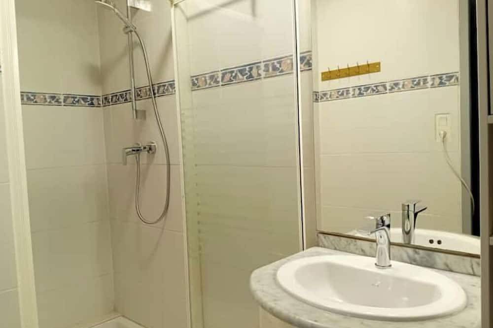 Appartement entier, Studio avc piscine commerces a 5 minute. Grd pinède au alentour quartier calme in Nissan-lez-Enserune, Côte méditerranéenne (France)