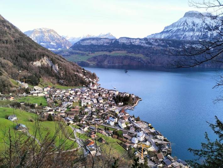 Gîte pour 4 personnes, avec Balcon et Terrasse ainsi que Piscine et Vue sur le lac à Gersau